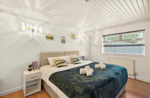 Patchway Apartment | Private 2Bed-Parking & Garden-By FabAccommodation