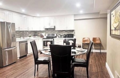 Central Erin Mills House | Private 2BR Guest Suite King Bed Parking