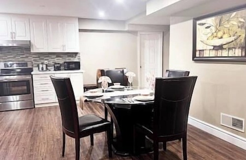 Central Erin Mills House | Private 2BR Guest Suite King Bed Parking
