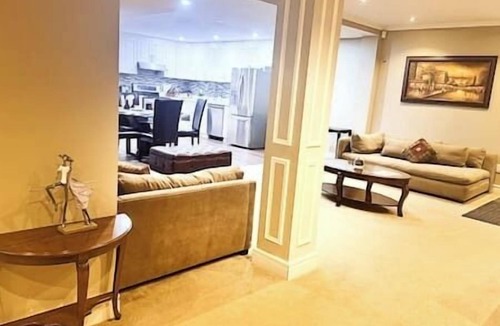 Central Erin Mills House | Private 2BR Guest Suite King Bed Parking