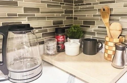 Central Erin Mills House | Private 2BR Guest Suite King Bed Parking