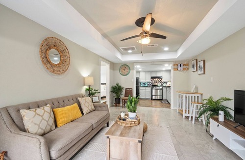 Sharpstown Apartment | PRIVATE 2BR GUESTHOUSE: Food Hub & Easy Freeway Access in Southwest Houston