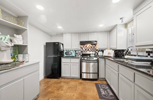 Sharpstown Apartment | PRIVATE 2BR GUESTHOUSE: Food Hub & Easy Freeway Access in Southwest Houston