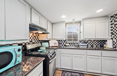 Sharpstown Apartment | PRIVATE 2BR GUESTHOUSE: Food Hub & Easy Freeway Access in Southwest Houston