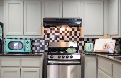 Sharpstown Apartment | PRIVATE 2BR GUESTHOUSE: Food Hub & Easy Freeway Access in Southwest Houston