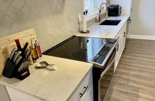 Hermann House | Private 2BR Hermann Home w/Deck + Trolley Pickup - Great Event-Ready Stay!