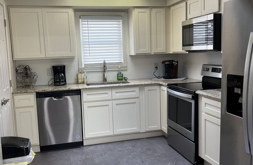 Paintsville Apartment | Private 2BR Renovated Guest Suite in Historic Home with Kitchen