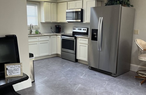 Paintsville Apartment | Private 2BR Renovated Guest Suite in Historic Home with Kitchen