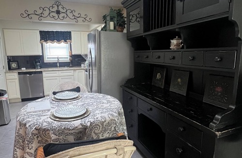 Paintsville Apartment | Private 2BR Renovated Guest Suite in Historic Home with Kitchen