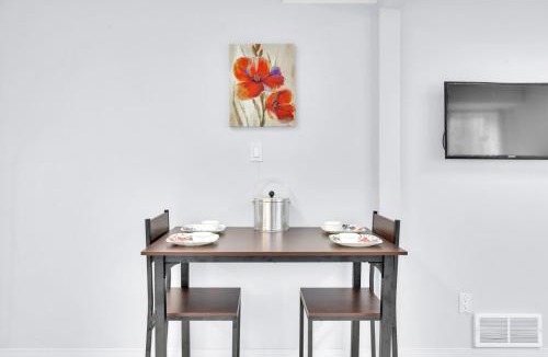 LaSalle House | Private 2BR Suite Near Ambassador Bridge