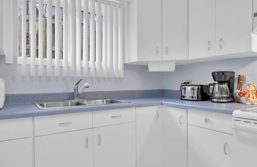 LaSalle House | Private 2BR Suite Near Ambassador Bridge