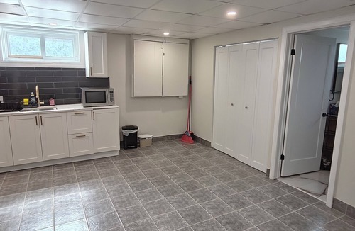 Ottawa Division House | Private 2BR Suite With Parking Minutes Near Ottawa Airport