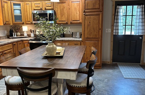 Hardin Cabin | Private 3-Bedroom Cabin with Hot Tub, Spacious Covered Parking & Dog-Friendly