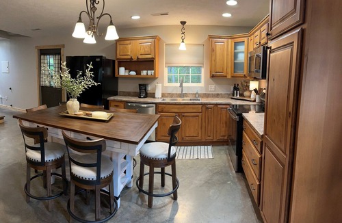 Hardin Cabin | Private 3-Bedroom Cabin with Hot Tub, Spacious Covered Parking & Dog-Friendly