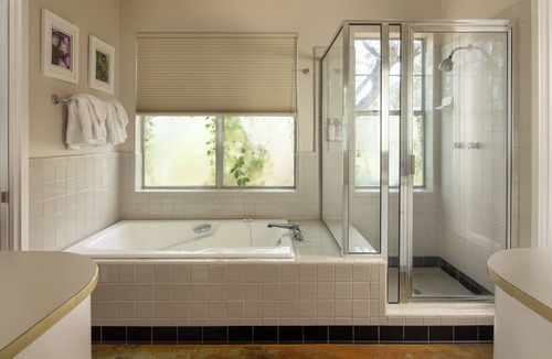 Kyle Hotel | Private 3 bedroom house with a backyard & hot tub