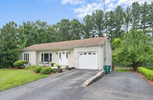 Billerica House | Private 3-bedroom in Billerica, cool AC - Shared Backyard - Basement Occupied