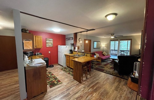 Edwards House | Private 3BR Treehouse Retreat @ Lake Ozark