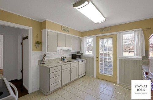 Wayne House | Private 4 BDRM house, 5 Miles from Downtown #7