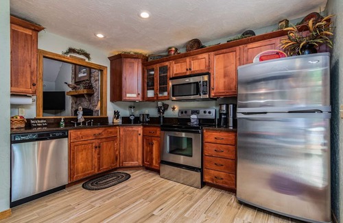 Blue Eye Cottage | Private 40-Acre Cottage, Dog Friendly, Hot Tub, Pool Table & Car Charger