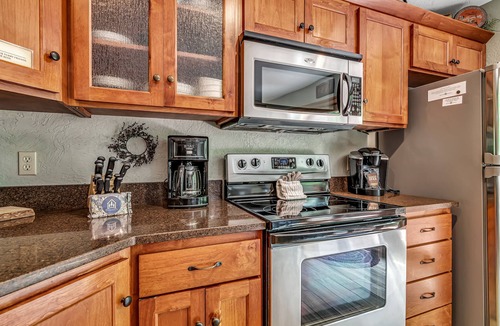 Blue Eye Cottage | Private 40-Acre Cottage, Dog Friendly, Hot Tub, Pool Table & Car Charger