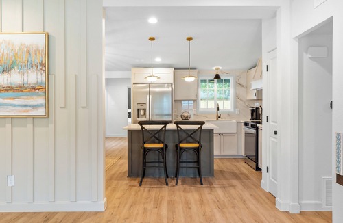 Houston House | Private 4BR/3BA Home Near IAH Sleeps 9 Fast WIFI Work Stays & Groups