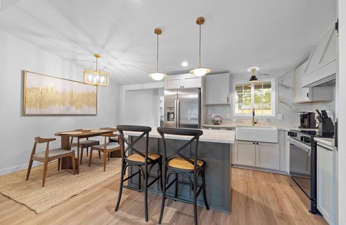 Houston House | Private 4BR/3BA Home Near IAH Sleeps 9 Fast WIFI Work Stays & Groups