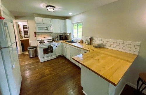 Livingston Manor House | Private 5-Acre Farmhouse Retreat