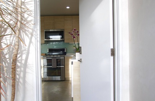 Hollywood Dell Apartment | Private 5 Star Oasis with Pool/Spa - Close to Action - Tropical Modern Studio