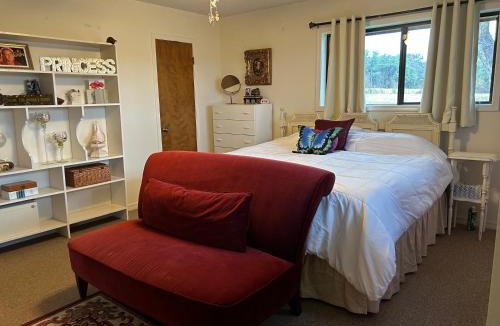 Hamilton Apartment | Private 5 star ranch duplex with million dollar view pet & smoking friendly