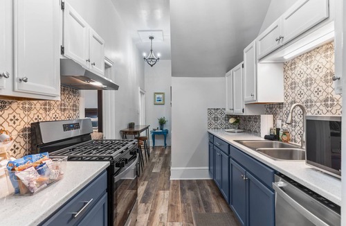 Wilmington Historic District House | Private 5BR Estate with 3 Suites, 8 Free Parking Spaces, Walk to Riverwalk
