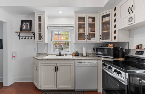 Wilmington Historic District House | Private 5BR Estate with 3 Suites, 8 Free Parking Spaces, Walk to Riverwalk