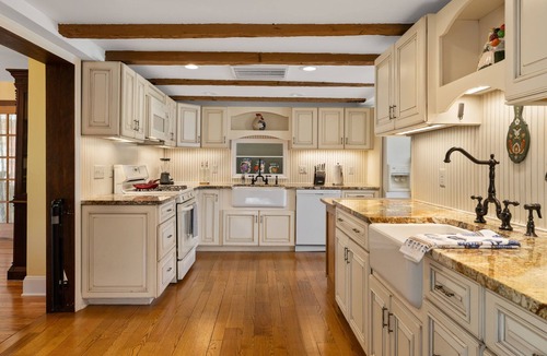 Lyons House | Private 5BR Farmhouse, Pool, Sleeps 12, Family