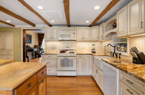 Lyons House | Private 5BR Farmhouse, Pool, Sleeps 12, Family