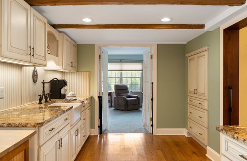 Lyons House | Private 5BR Farmhouse, Pool, Sleeps 12, Family