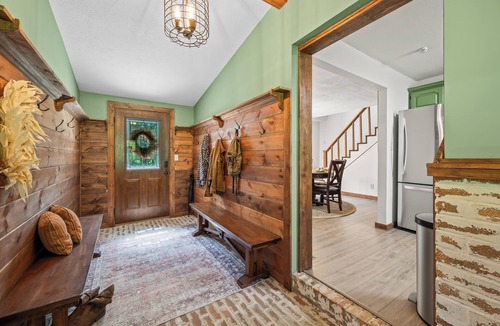 Helmsburg House | Private 7AC Retreat, Hot Tub, Stocked Pond, Firepit, Trails, Disc Golf, Sleeps 6