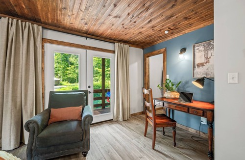 Helmsburg House | Private 7AC Retreat, Hot Tub, Stocked Pond, Firepit, Trails, Disc Golf, Sleeps 6