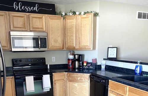 Lincoln House | Private 8 Guest 3bd 2b Home, Hot Tub, Near Downtown+I-80