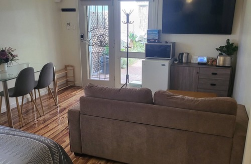 Broken Hill Apartment | Private access, remote gate. Netflix, Foxtel, Wi-Fi, A/C,
