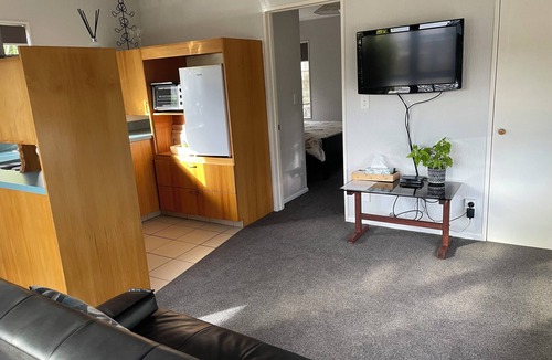 Hilltop Apartment | Private and Comfortable 1 bedroom unit