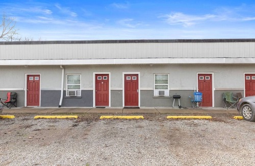 Paola Apartment | Private and cozy apartment in small town Kansas!