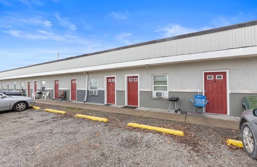Paola Apartment | Private and cozy apartment in small town Kansas!