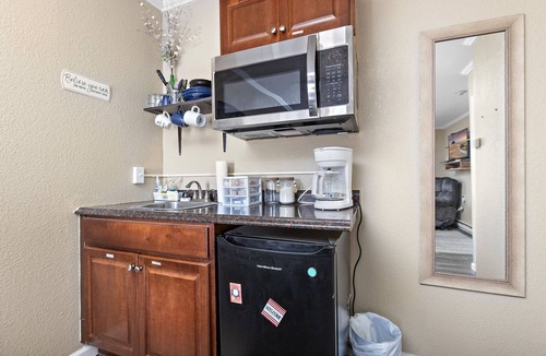 Paola Apartment | Private and cozy apartment in small town Kansas!
