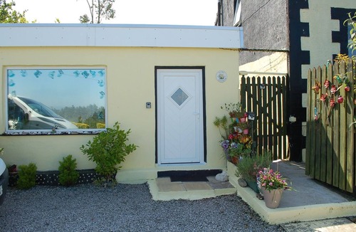 Dinas Apartment | Private Annex with sea views and parking