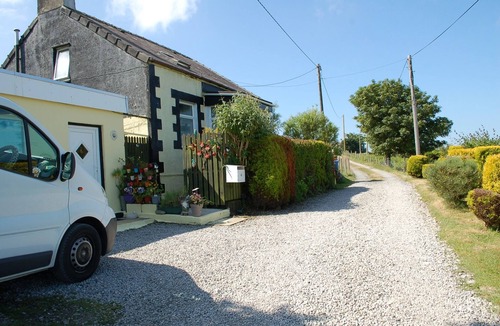 Dinas Apartment | Private Annex with sea views and parking