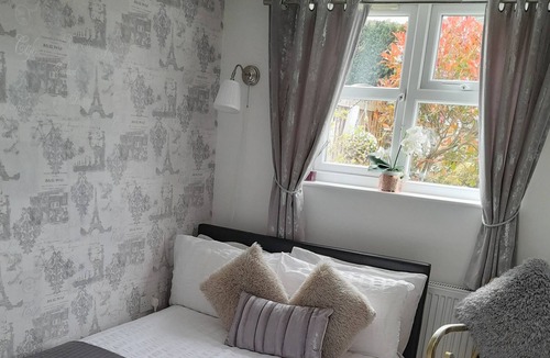 Catshill Bed & Breakfast | Private annex by Lickey Hills
