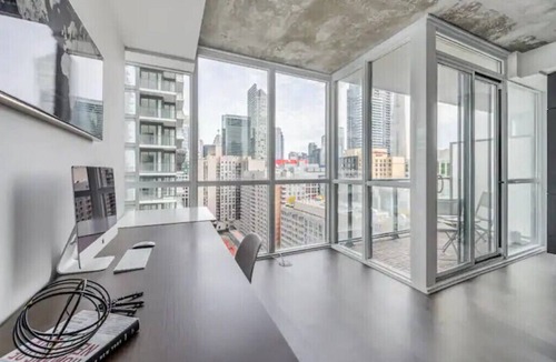 Wellington Place Condo | Private Apartment Toronto Downtown w/CN View + Pool