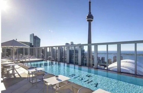 Wellington Place Condo | Private Apartment Toronto Downtown w/CN View + Pool