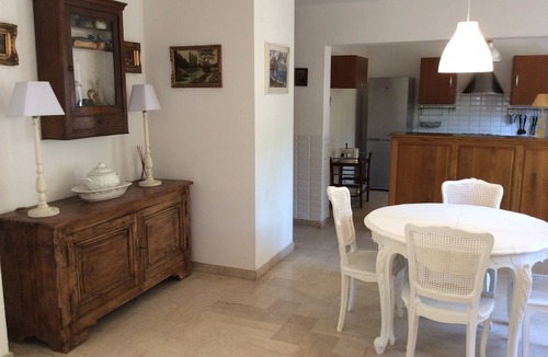 Cadereau Apartment | Private apartment with swimming pool and parking space