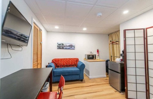 Old North End Apartment | Private Apt w/parking spot shrt walk to Dwntwn!