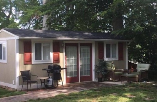 Groveton Apartment | Private Apt with backyard